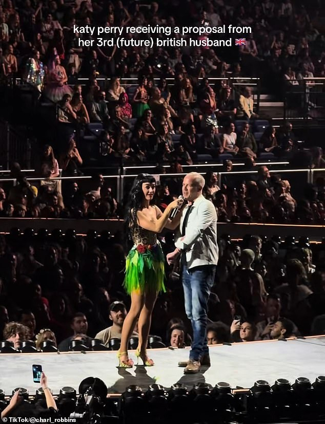 Bức ảnh Katy Perry hôn cựu Thủ tướng Canada gây sốt toàn cầu- Ảnh 2. Katy Perry được fan cầu hôn trên sân khấu lưu diễn