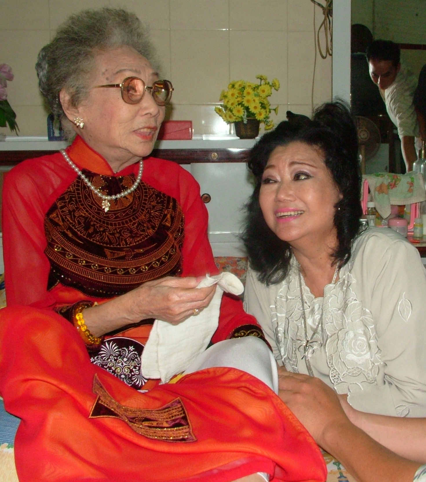 NSND Phùng Há bên cạnh NSND Kim Cương
