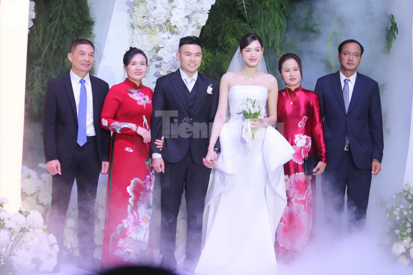 Bạn bè chụp ảnh cùng cô dâu chú rể