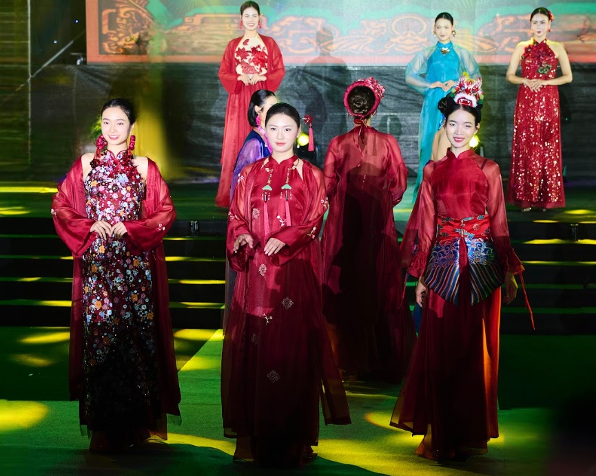 Nhà thiết kế Quyên Nguyễn trên sân khấu thời trang