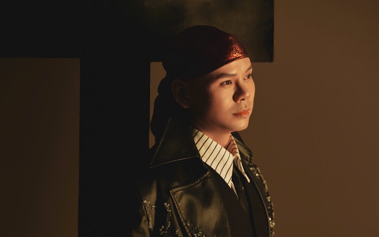 Phan Đinh Tùng trong không gian ấm cúng của live show