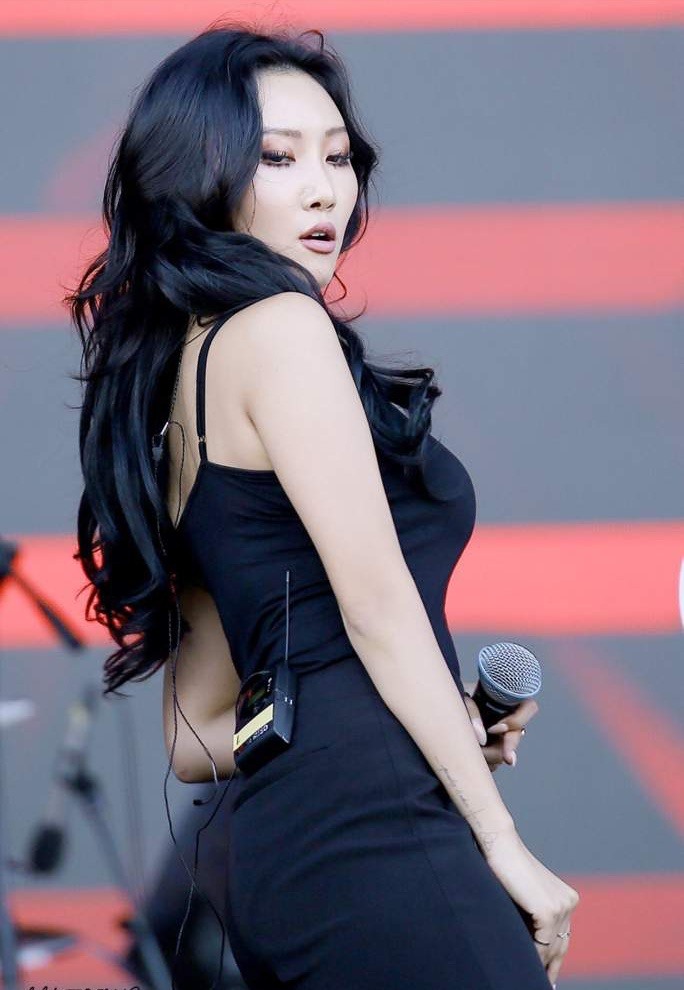 Loạt sản phẩm kén người nghe khiến danh tiếng và hình ảnh của cô nàng mờ nhạt dần