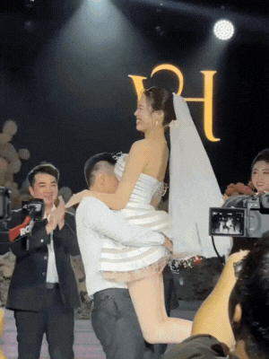 Viết Vương được vợ đáp lại nụ hôn