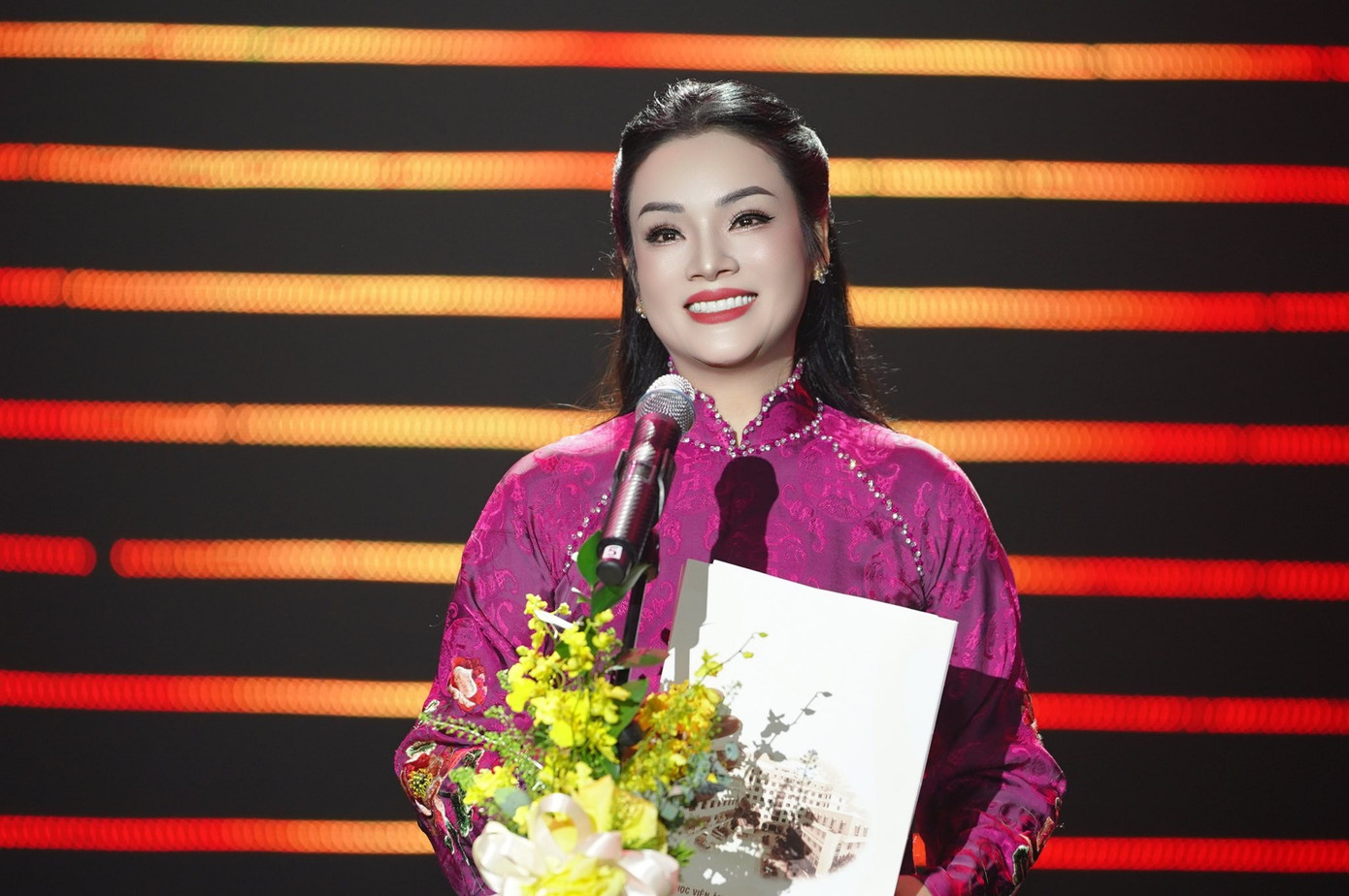 NSƯT Tân Nhàn trong đêm nhạc tri ân NSND Trung Kiên