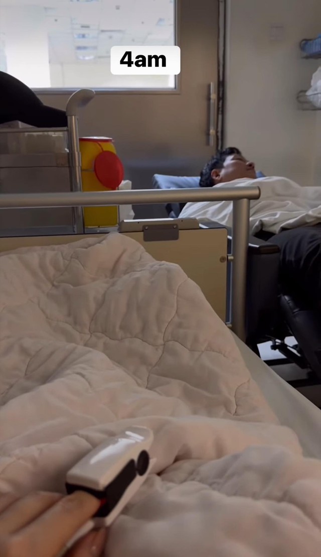 Nhã Phương nằm trên giường bệnh lúc 4 giờ sáng có Trường Giang túc trực bên cạnh