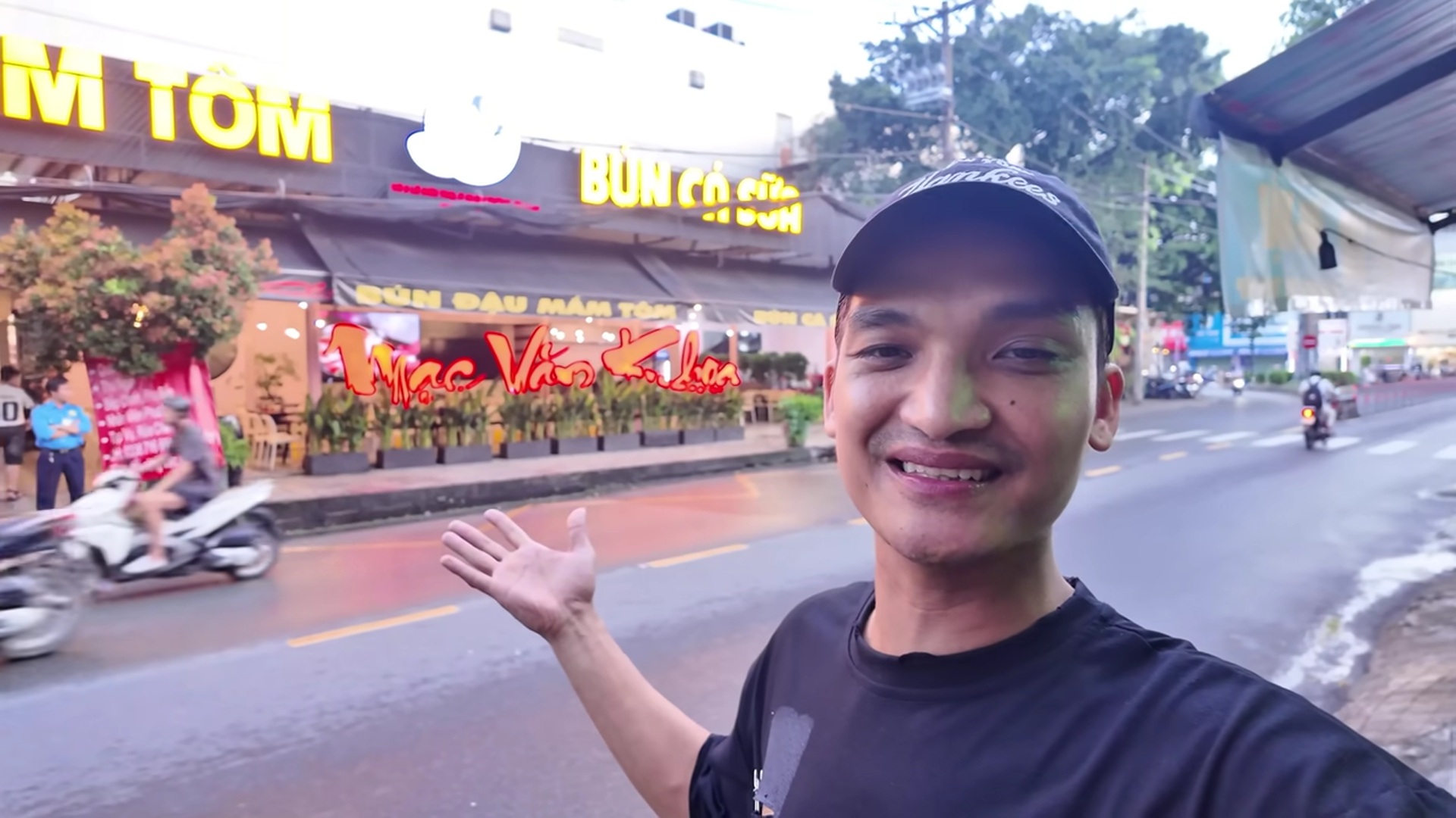 Diễn viên Mạc Văn Khoa tại quán bún đậu mới