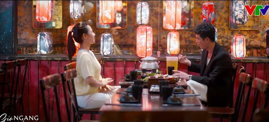 Khung cảnh ngượng ngùng của Dũng và Ngân Ngân đỏ mặt khi Lam tra khảo chuyện tình