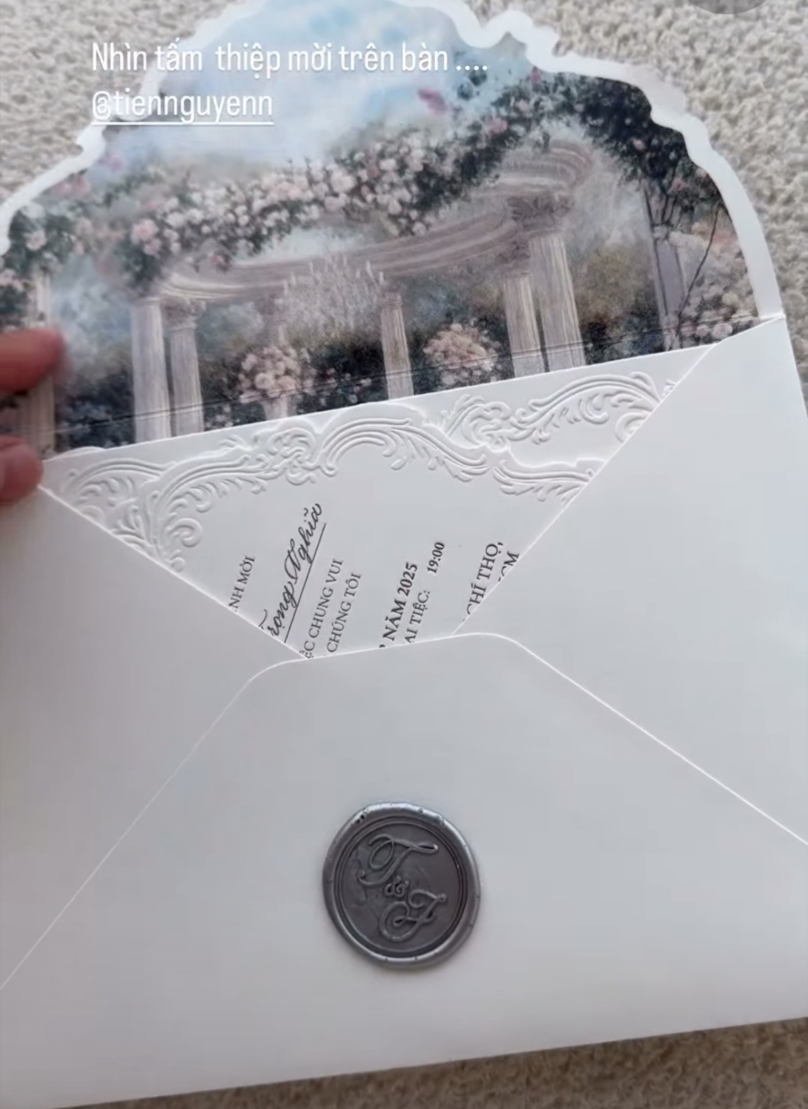 Thiệp có màu trắng chủ đạo, hoa văn in nổi tinh tế và sang trọng