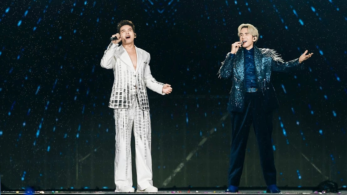 Quốc Thiên - Đan Trường song ca. Quốc Thiên - Đan Trường song ca trên sân khấu.