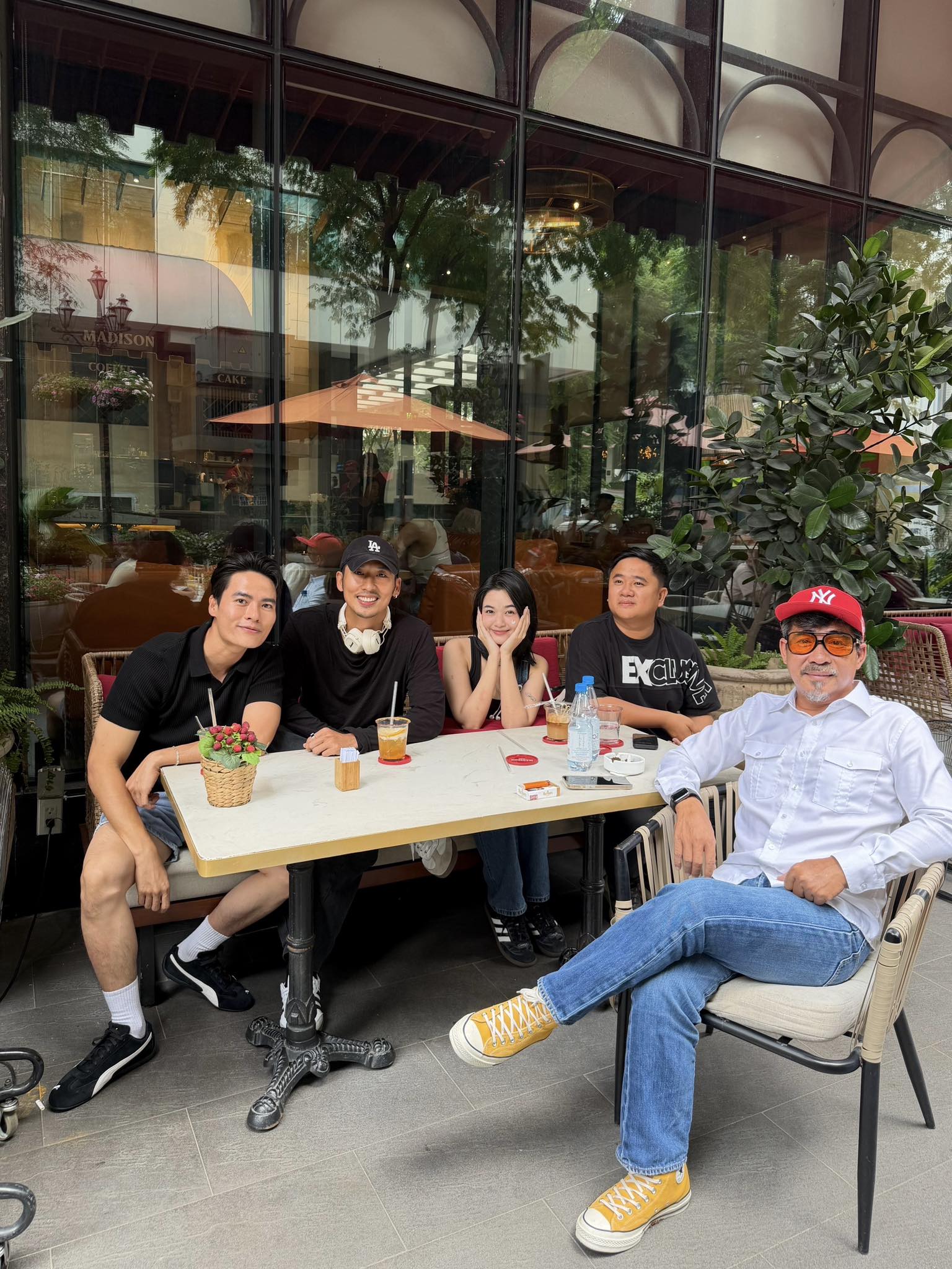 Trung Lùn và dàn diễn viên phim Làm giàu với ma