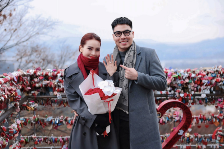 Nhẫn kim cương trên tay MC Huyền Trang