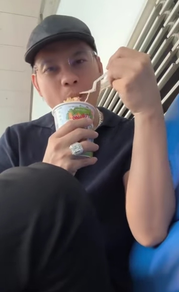 Kim Tiểu Long ngồi ăn mì một mình ở sân bay