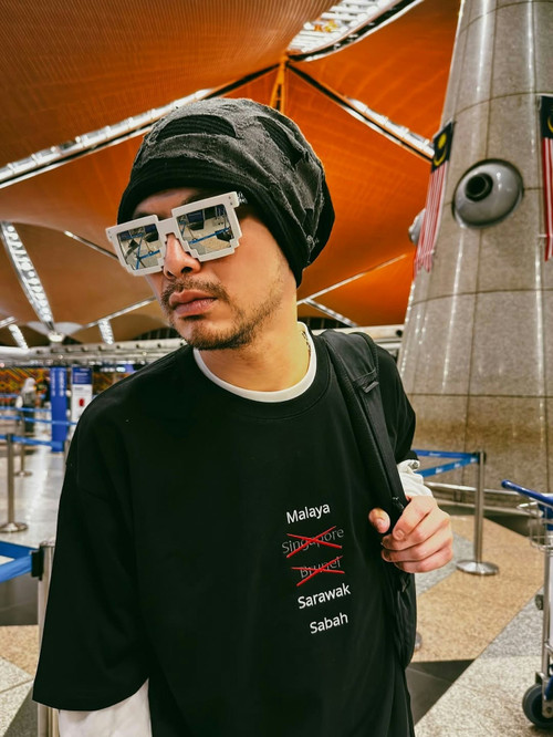 Nam ca sĩ Namewee trả lời truyền thông