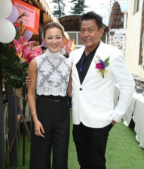 Ảnh minh họa Trương Lợi Hoa bên tuyển thủ xe đạp Đặng Hoằng Nghiệp