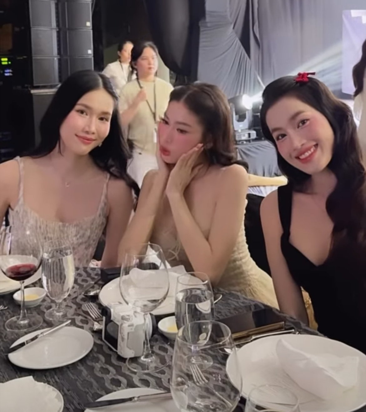 Dàn Hoa Á hậu tại tiệc cưới Đỗ Hà