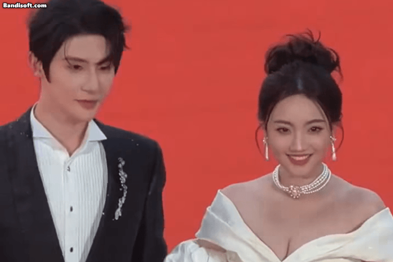 Cặp đôi phim giả tình thật công khai hôn nhau ngay trên thảm đỏ: Nhà gái vừa đẹp vừa bốc lửa, nhìn muốn cưới liền- Ảnh 1. Chu Nhất Vị và Bạch Hân Di xuất hiện tại sự kiệm Đêm Phim Ngắn ở Hoành Điếm.