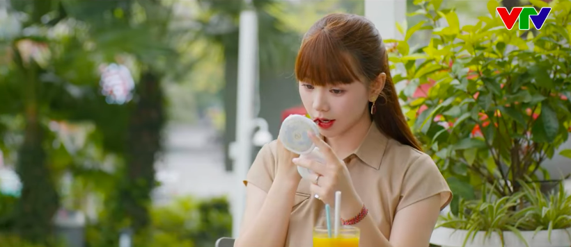 Hình ảnh nữ chính phim với trang phục thanh lịch