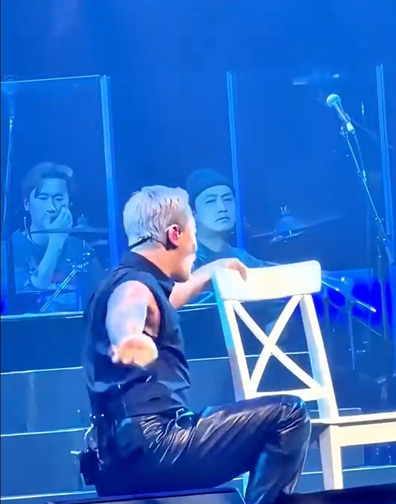 Biểu cảm hai nhân viên ekip khi xem màn trình diễn