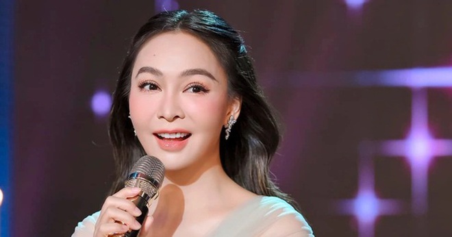 Nữ ca sĩ Bolero biểu diễn