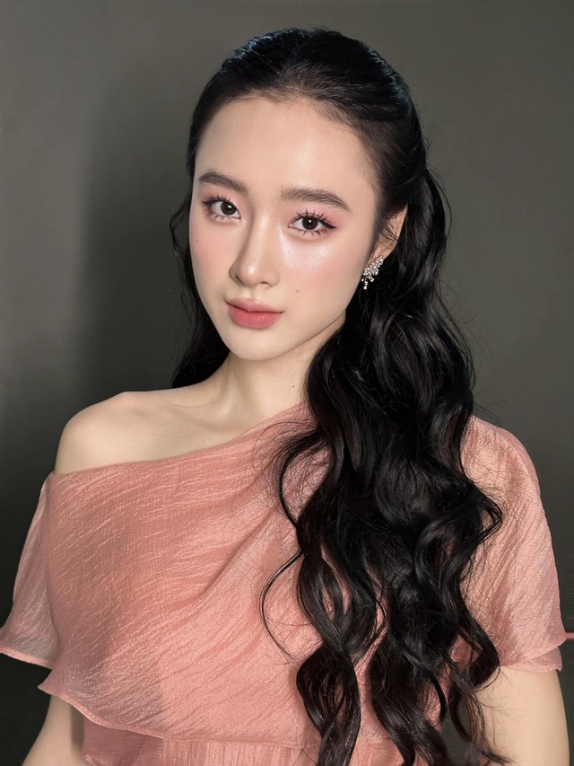Angela Phương Trinh từng là nữ diễn viên triển vọng được nhiều khán giả chú ý bởi phong cách ngot ngào, visual xinh đẹp dịu dàng