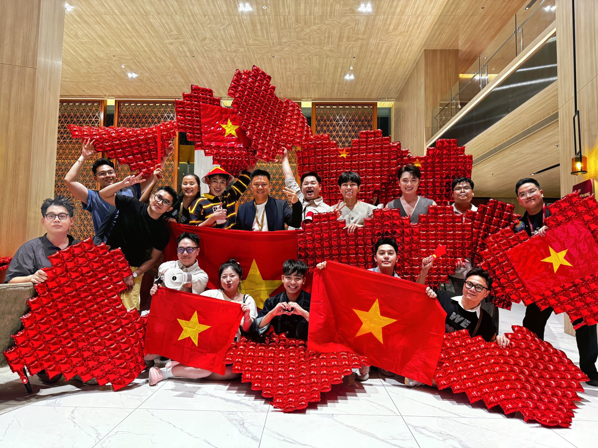 Dàn sao Việt tiếp lửa cho Hương Giang tại Thái Lan