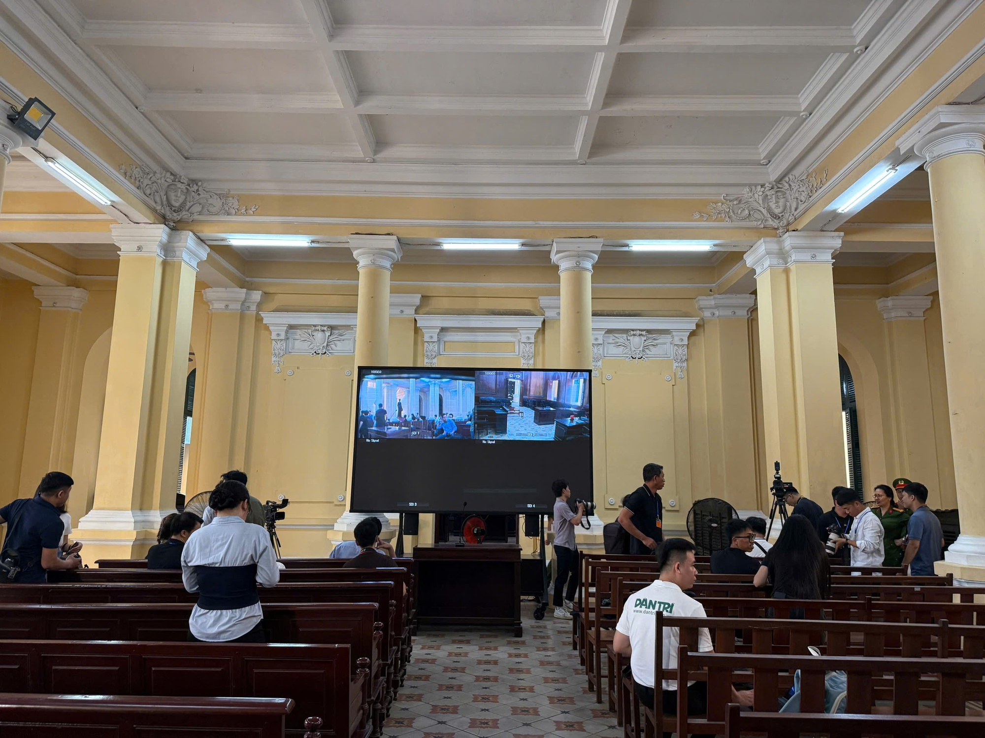 Cận cảnh lối vào phòng xử án