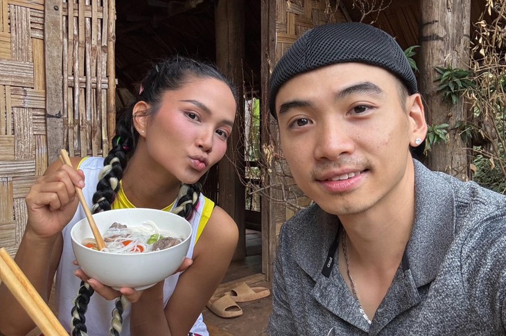 Hoa hậu và ông xã đồng hành