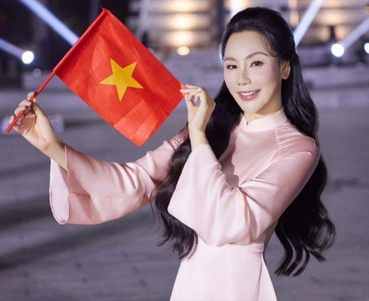 Hồ Quỳnh Hương giảng dạy thanh nhạc