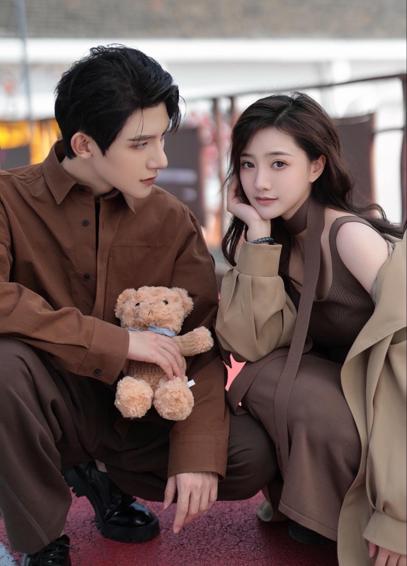 Cặp đôi phim giả tình thật công khai hôn nhau ngay trên thảm đỏ: Nhà gái vừa đẹp vừa bốc lửa, nhìn muốn cưới liền- Ảnh 7. Chu Nhất Vị và Bạch Hân Di không chỉ yêu nhau trên phim mà còn là vợ chồng ngoài đời.