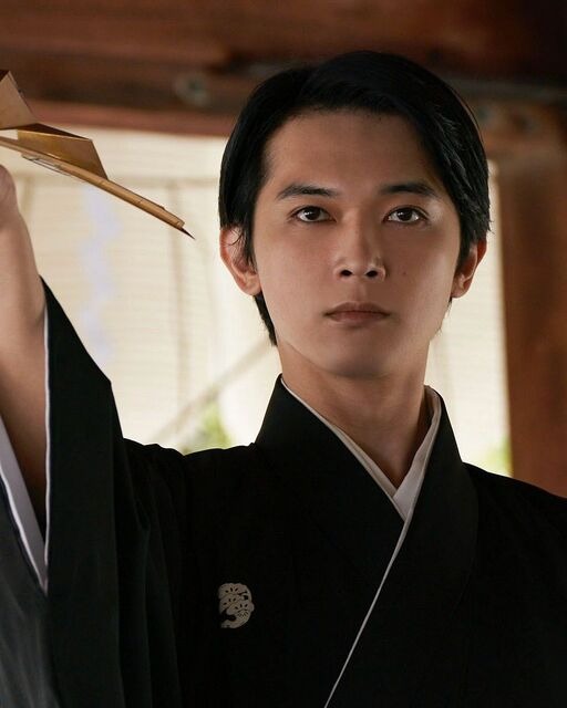 Diễn viên Ryo Yoshizawa trong vai Kikuo