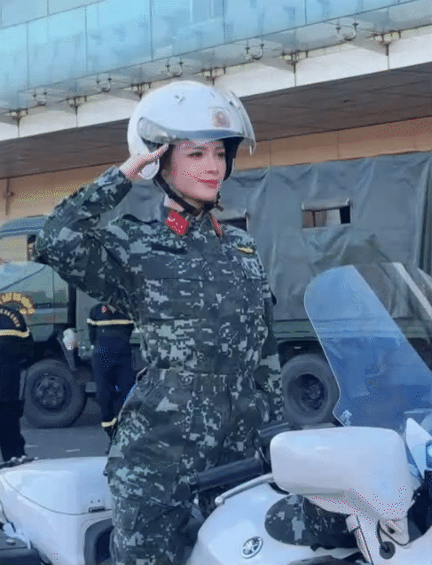 Hình ảnh Dương Hoàng Yến biểu diễn trên sân khấu chính luận