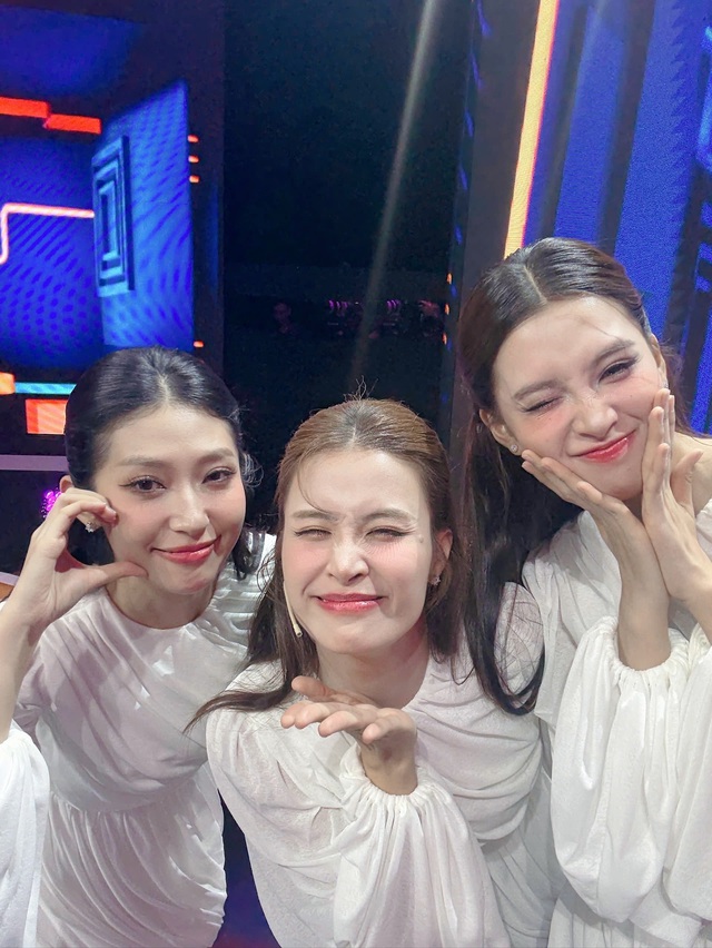 Đông Nhi xuất hiện hai song trùng Tiểu Vy và Khổng Tú Quỳnh