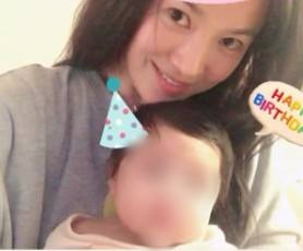 Song Hye Kyo bồng bế em bé