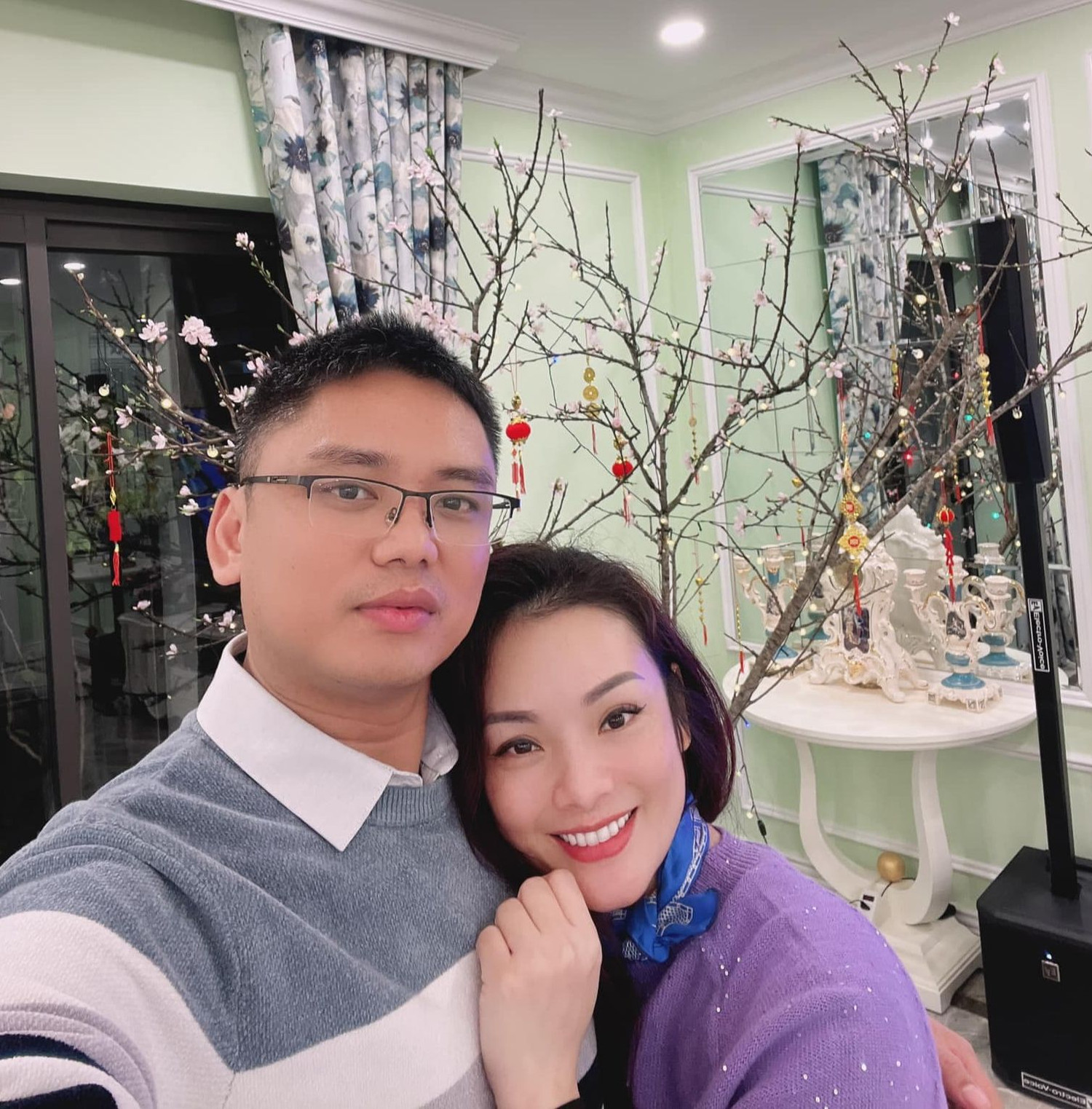 Tân Nhàn cùng chồng hiếm hoi xuất hiện trên mạng xã hội