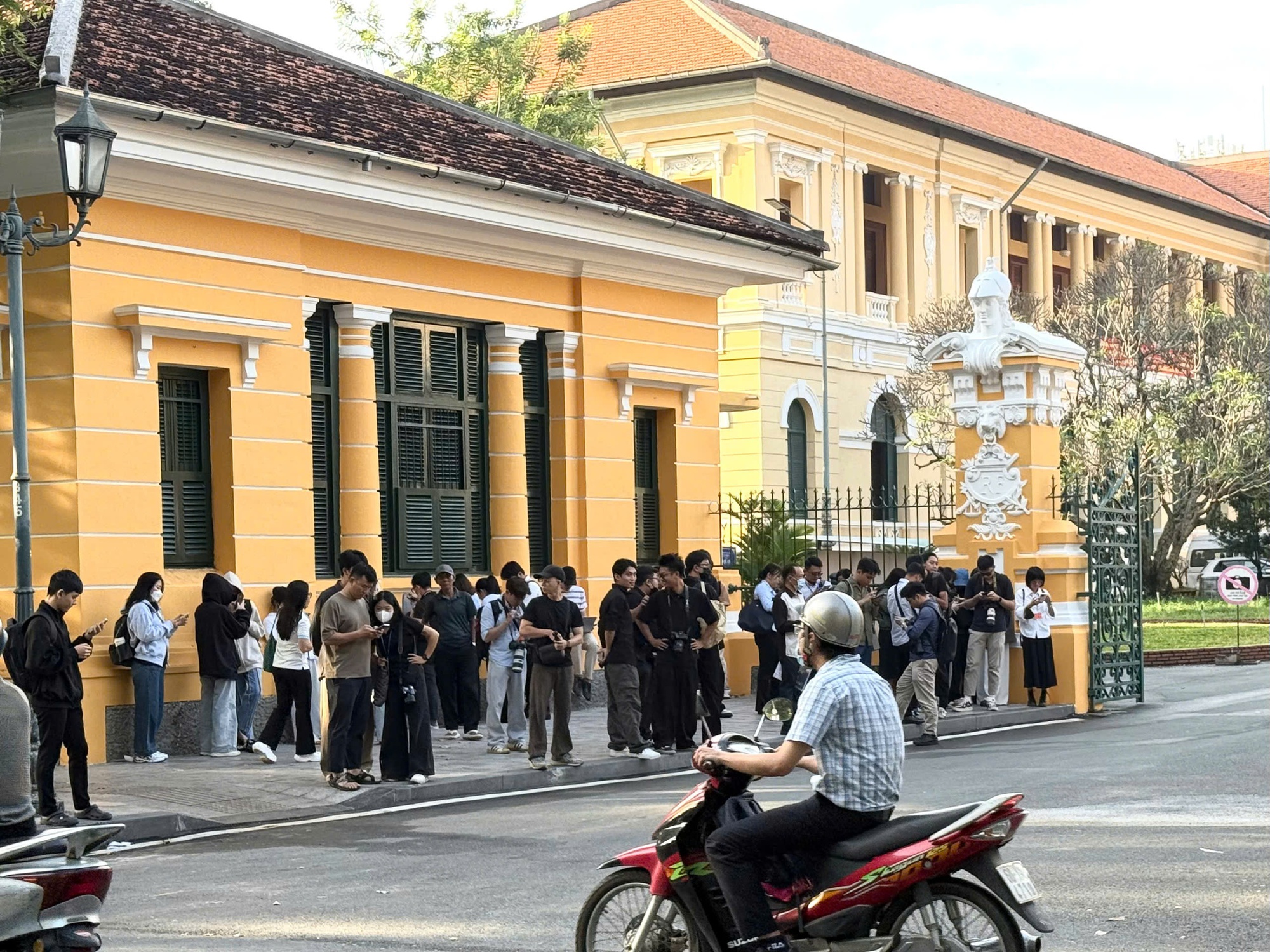Toàn cảnh bên ngoài tòa án
