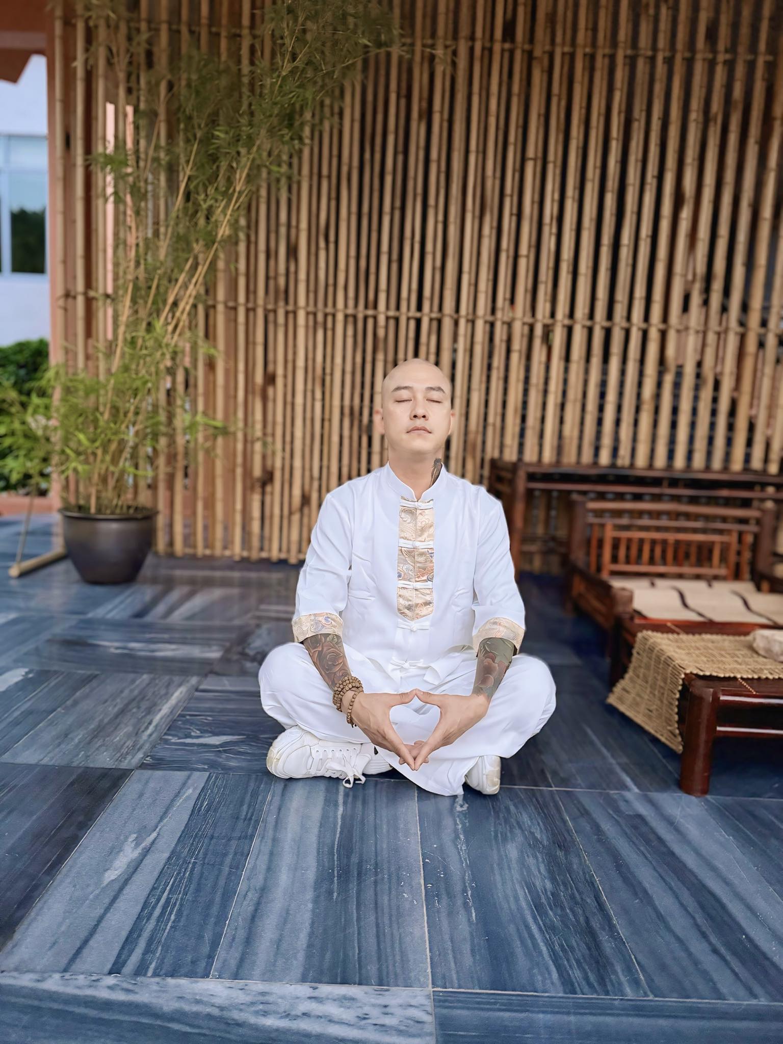 Tuấn Hưng chăm sóc mẹ tại bệnh viện