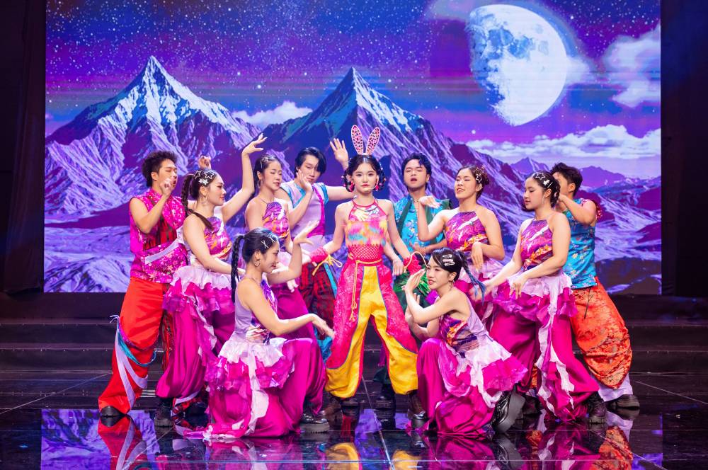 Diễn xuất và biểu diễn vũ đạo của Kim Cương