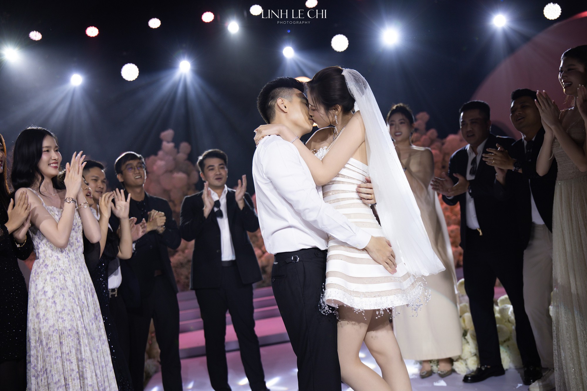 Đôi uyên ương trao nhau lời thề nguyện