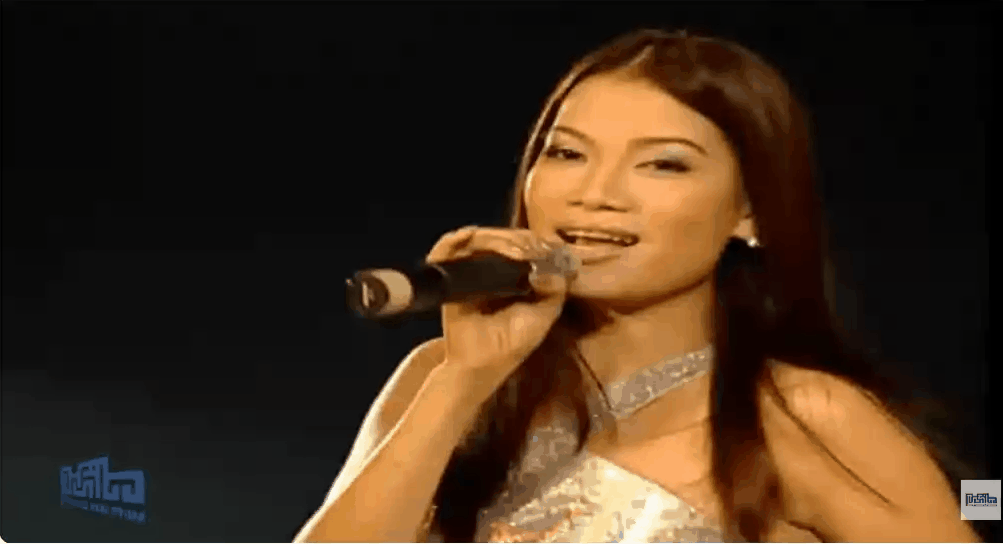 Hình ảnh Trương Ngọc Ánh khi trình diễn cùng nhóm nhạc Ngẫu Nhiên