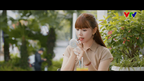 Nữ chính trang điểm nhẹ nhàng tươi sáng