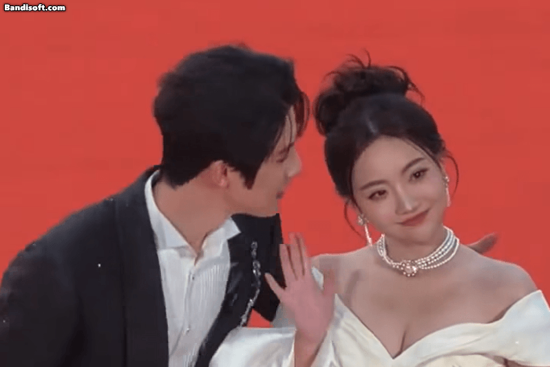 Cặp đôi phim giả tình thật công khai hôn nhau ngay trên thảm đỏ: Nhà gái vừa đẹp vừa bốc lửa, nhìn muốn cưới liền- Ảnh 2. Cặp đôi trao nhau nụ hôn cực ngọt ở thảm đỏ.