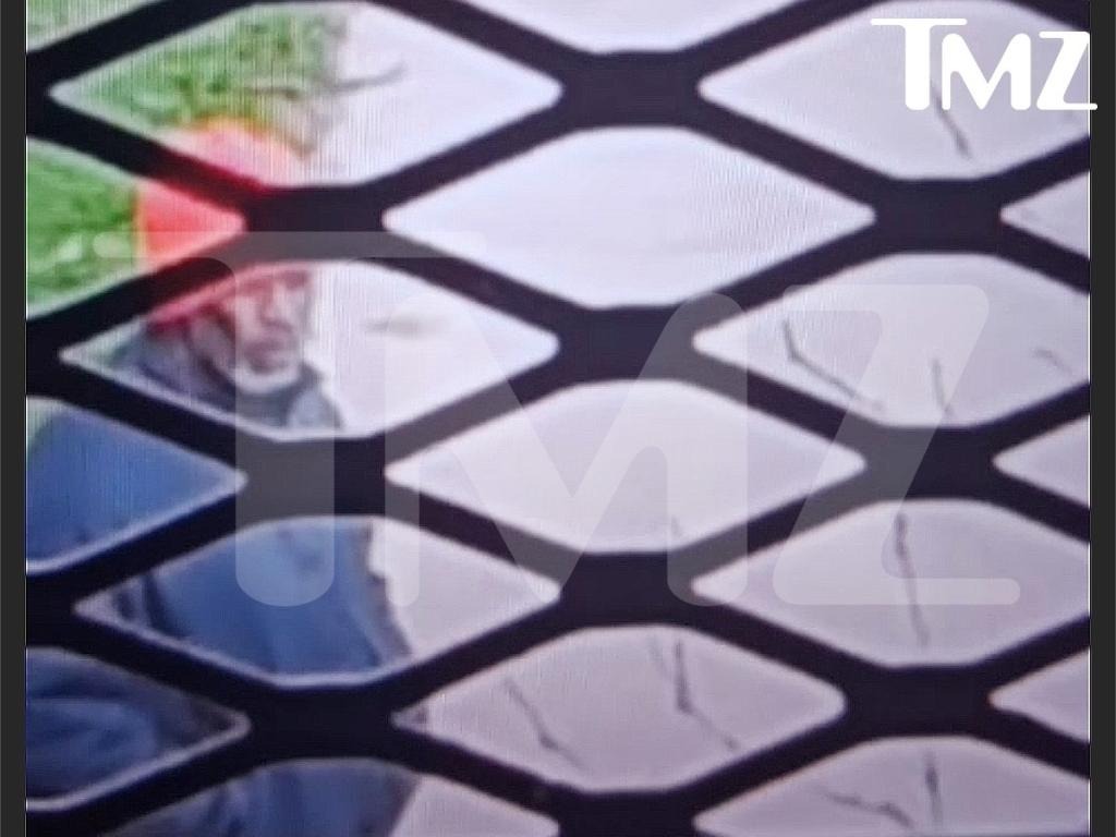 Diddy đội mũ len màu cam và áo khoác xanh trong sân tù