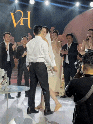 Đỗ Hà và Viết Vương chuẩn bị tiết mục nhảy