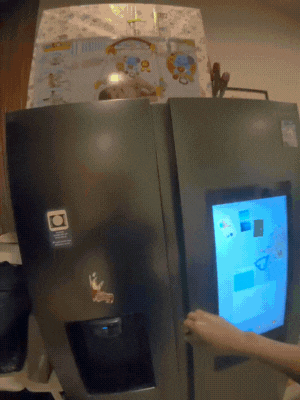 Tuấn Khôi pha cafe bằng sữa mẹ