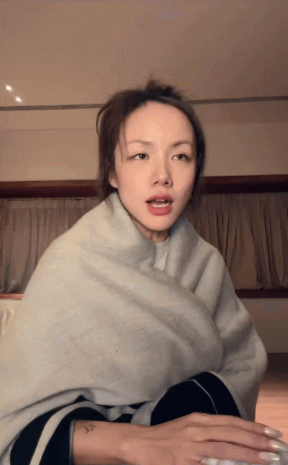 Phương Ly hát rất nhập tâm