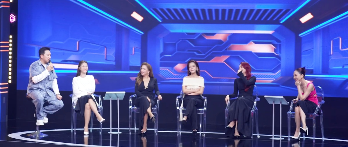 Minh Hằng tham gia trò chơi