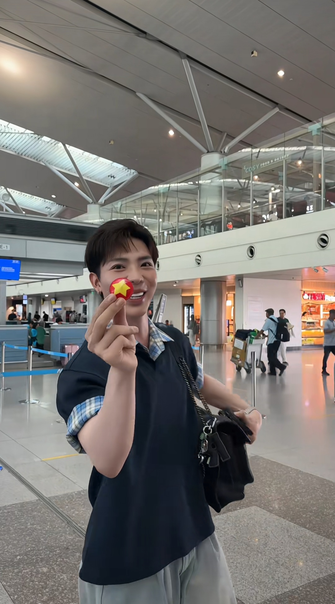 Erik sang Thái từ sớm để cổ vũ Hương Giang