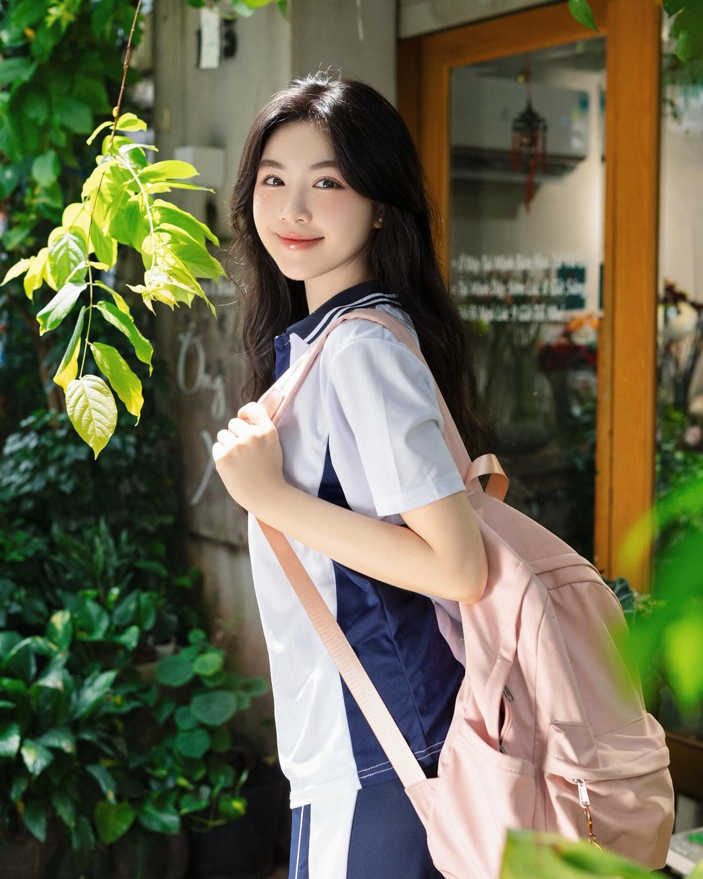 Lọ Lem bên chiếc Mercedes-Maybach S450