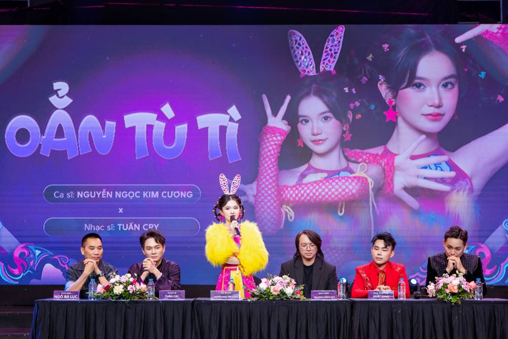 Kim Cương bạo dạn và tự tin trong buổi ra mắt