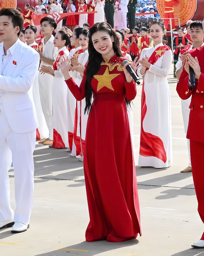 Dương Hoàng Yến gây ấn tượng tại Đại lễ A80